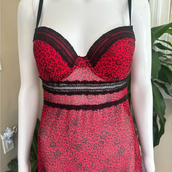 Marilyn Monroe Red and Black Leopard Chemise - Picture 2 of 7
